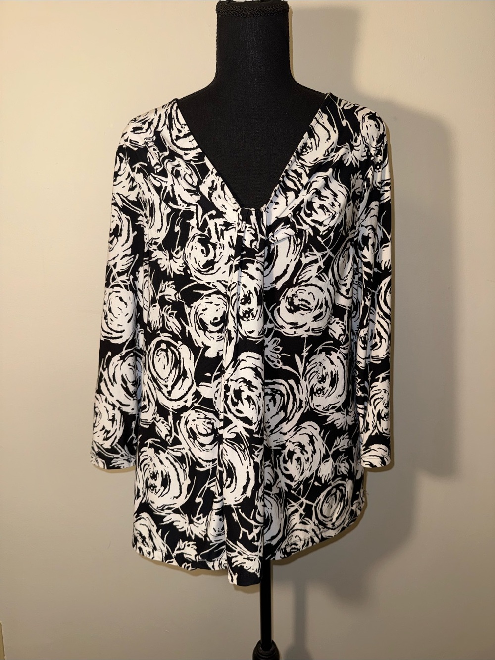 🌻3/$20!🌻Rafaella size large black & white floral quarter sleeve blouse